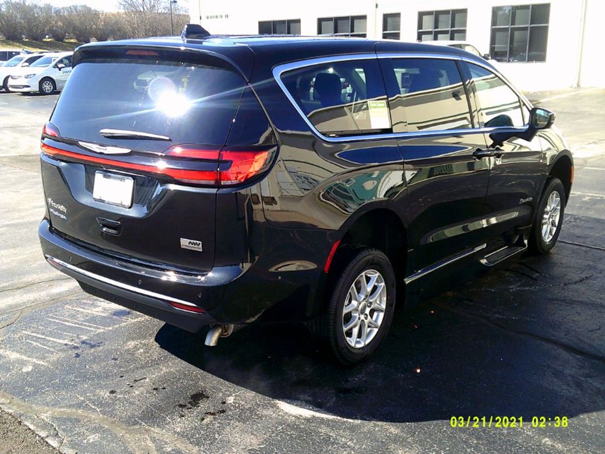 Black Chrysler Pacifica image number 7