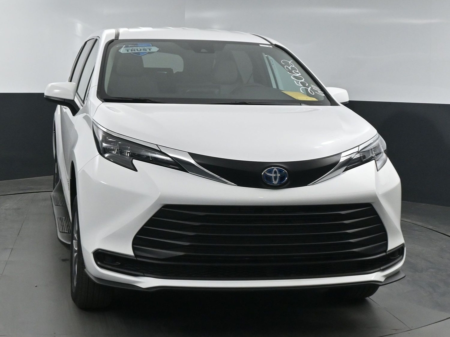 New 2025 Toyota Sienna Hybrid LE - BraunAbility Commercial Rear Entry Entry Fold Out Manual Ramp