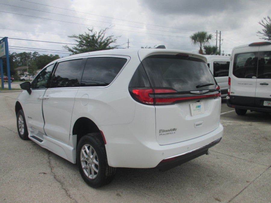 White Chrysler Pacifica image number 23