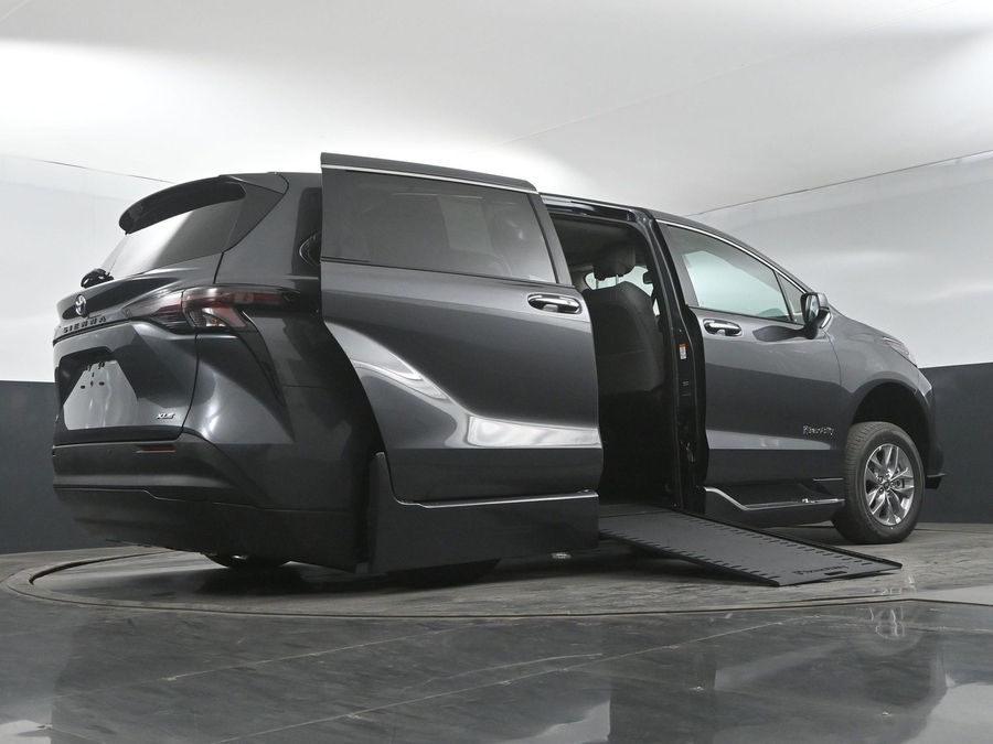 New 2025 Toyota Sienna Hybrid XLE Base - BraunAbility Side Entry Entry In Floor Automatic Ramp