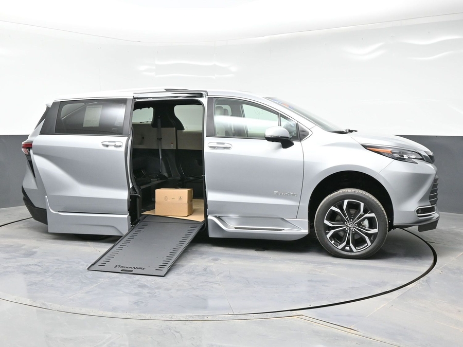 New 2025 Toyota Sienna Hybrid Platinum - BraunAbility Side Entry Entry In Floor Automatic Ramp