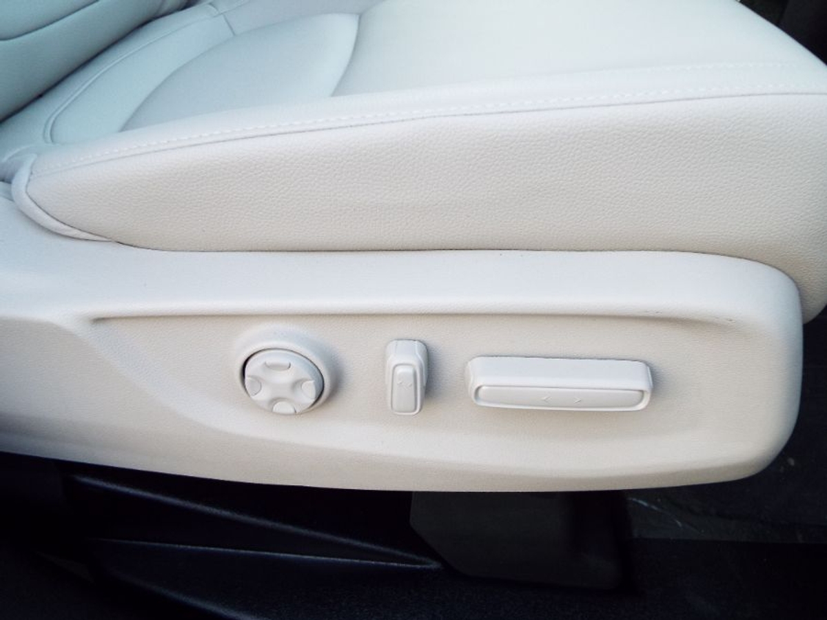 Silver Honda Odyssey image number 20