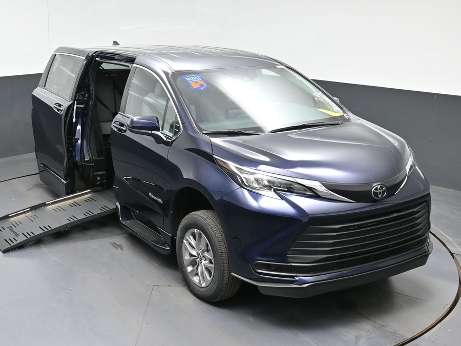 New 2026 Toyota Sienna Hybrid LE - BraunAbility Side Entry Fold Out Automatic Ramp