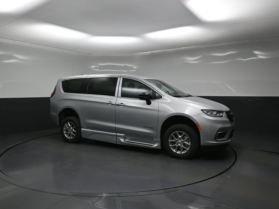 New 2026 Chrysler Pacifica Select Safety - BraunAbility Side Entry In Floor Automatic Ramp