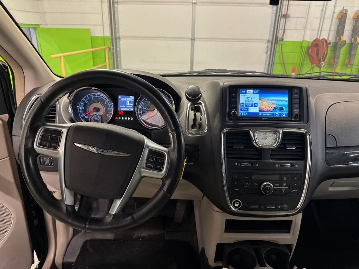 2011 CHRYSLER TOWN AND COUNTRY - Image 11