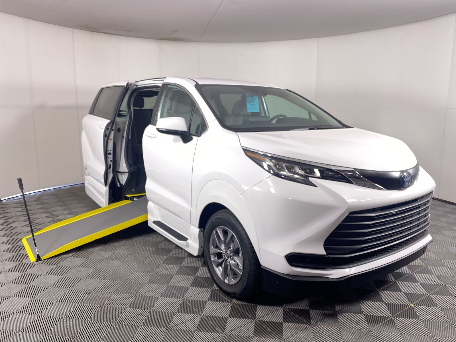 2023 Toyota Sienna AWD LE Wheelchair Van For Sale 75469 Stock