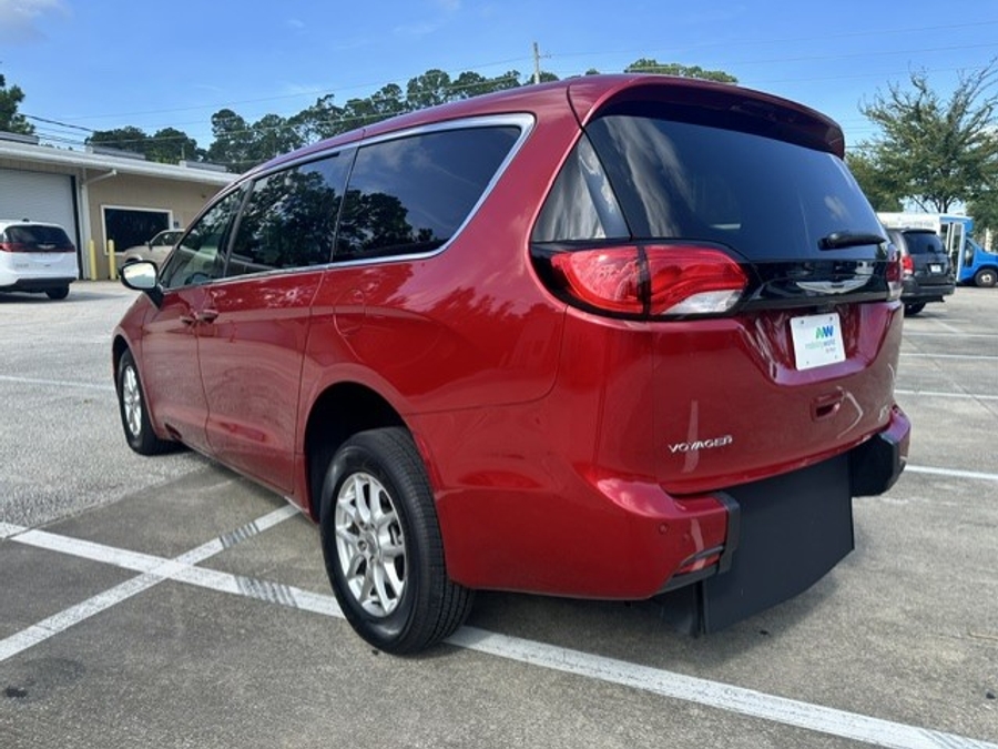 Red Chrysler Voyager image number 3