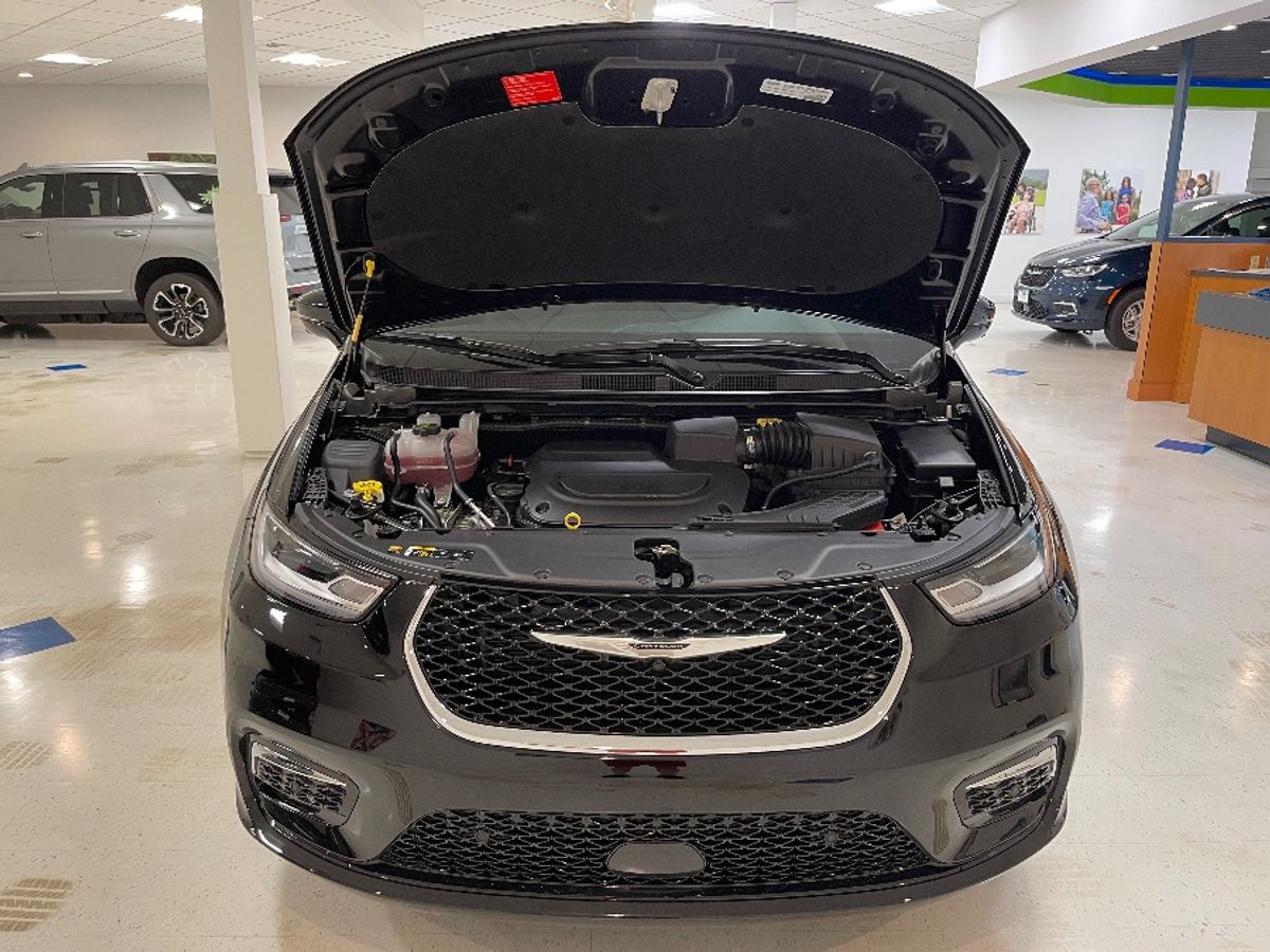 Black Chrysler Pacifica image number 18