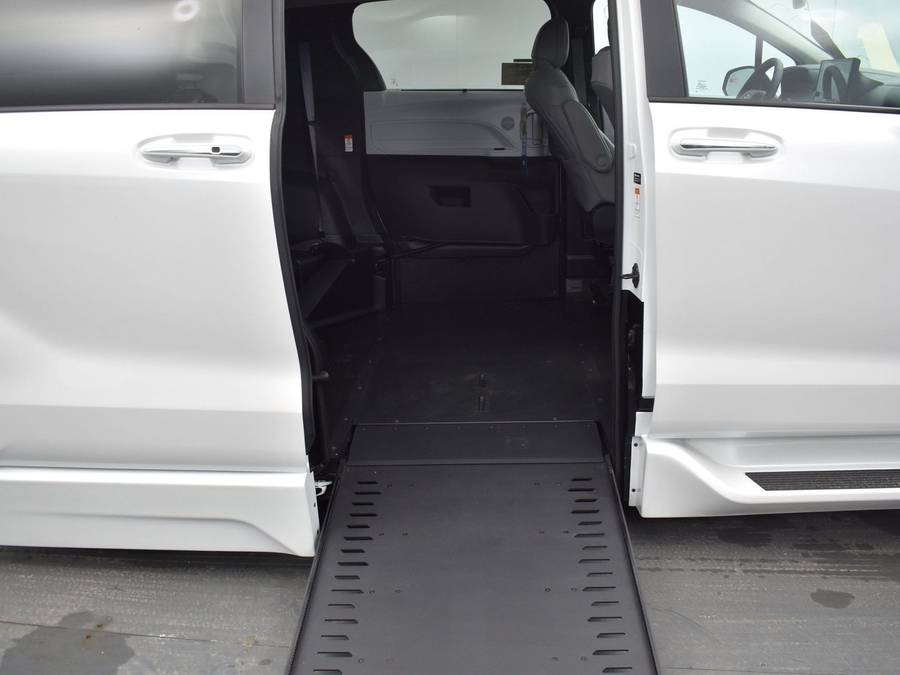 New 2025 Toyota Sienna Hybrid XLE Base - BraunAbility Side Entry Entry In Floor Automatic Ramp