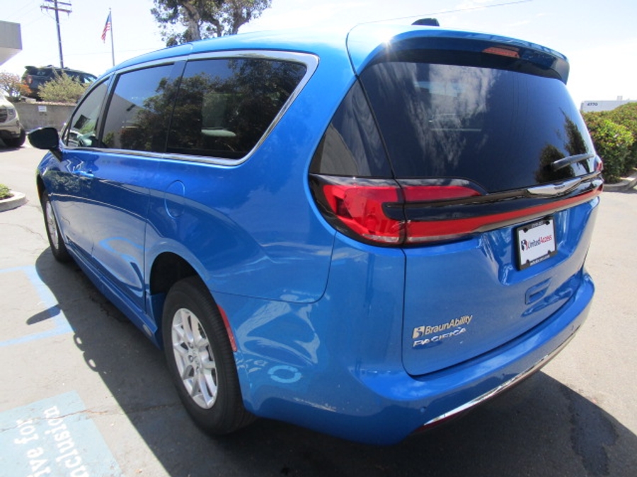 New 2026 Chrysler Pacifica Select Safety - BraunAbility Side Entry Entry Fold Out Automatic Ramp