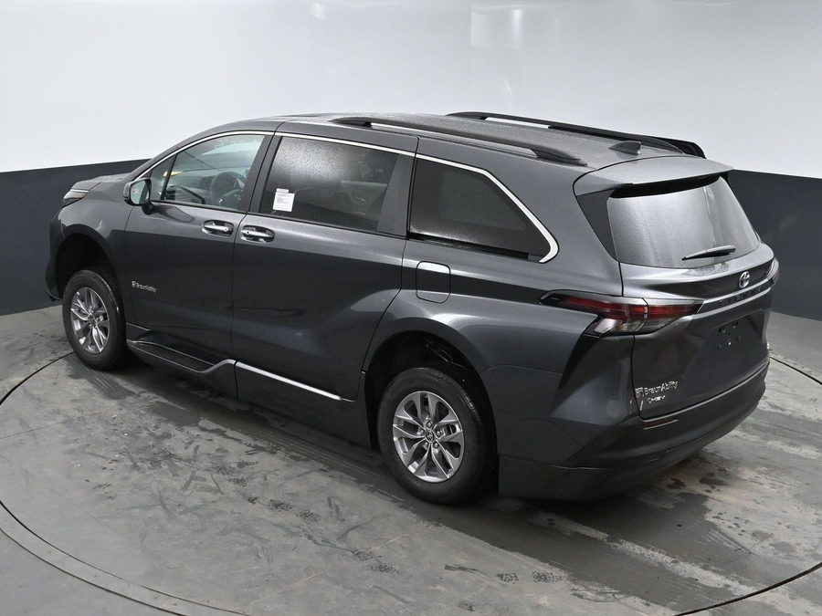New 2025 Toyota Sienna Hybrid XLE PLUS - BraunAbility Side Entry Entry Fold Out Automatic Ramp