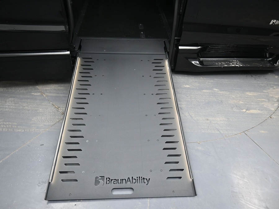 Black Chrysler Pacifica image number 10