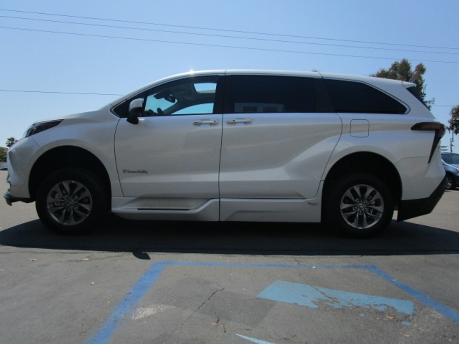 New 2025 Toyota Sienna Hybrid XLE Base - BraunAbility Side Entry Entry Fold Out Automatic Ramp