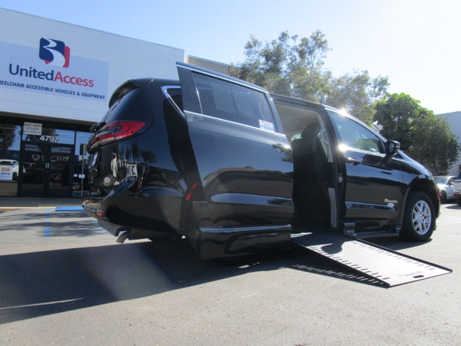 Used 2023 Chrysler Pacifica Touring L - BraunAbility Side Entry Entry In Floor Automatic Ramp