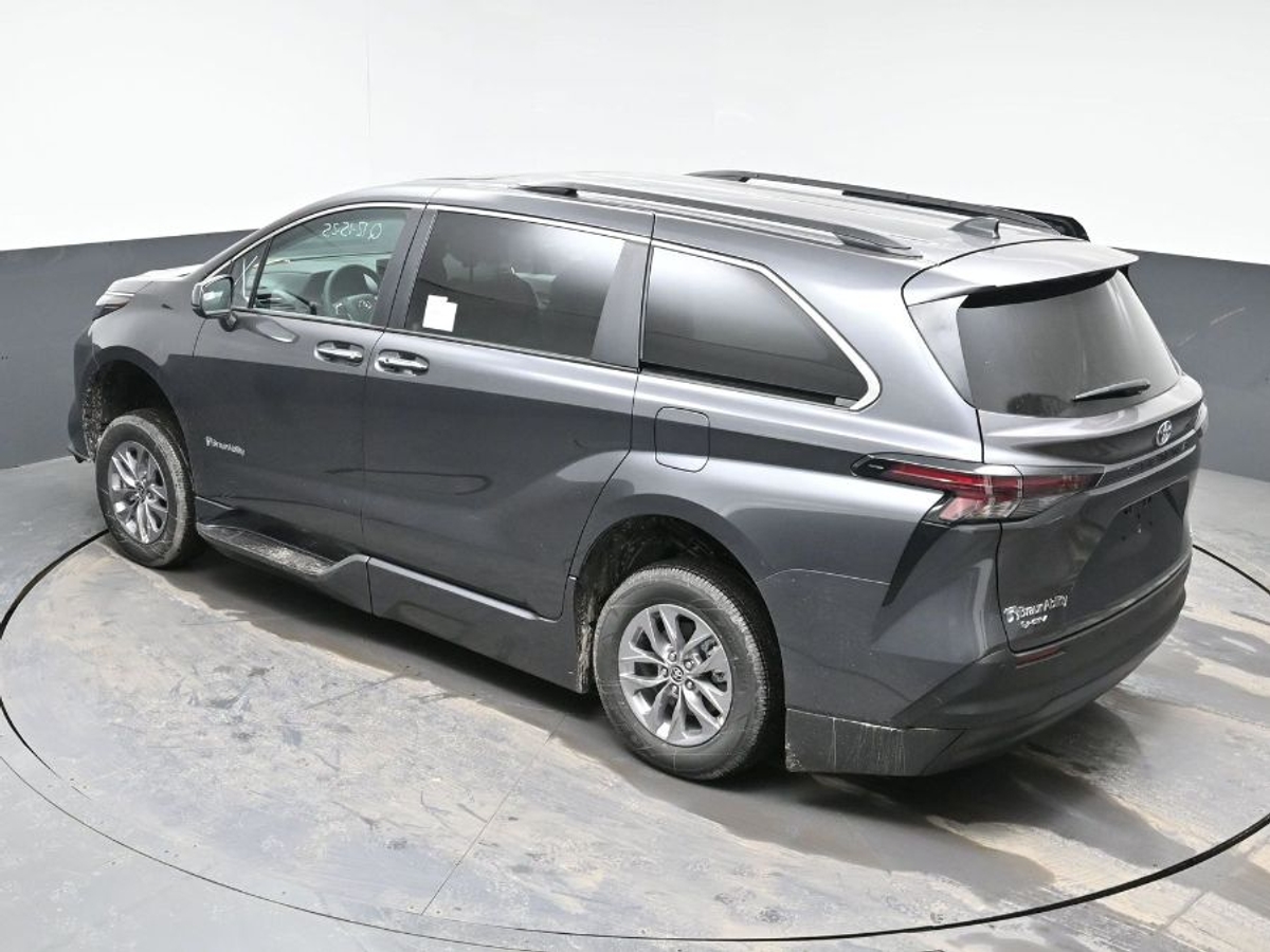 2025 TOYOTA SIENNA - Image 25