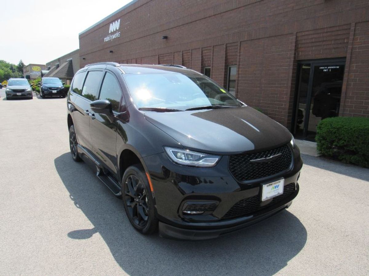 2023 CHRYSLER PACIFICA - Image 6