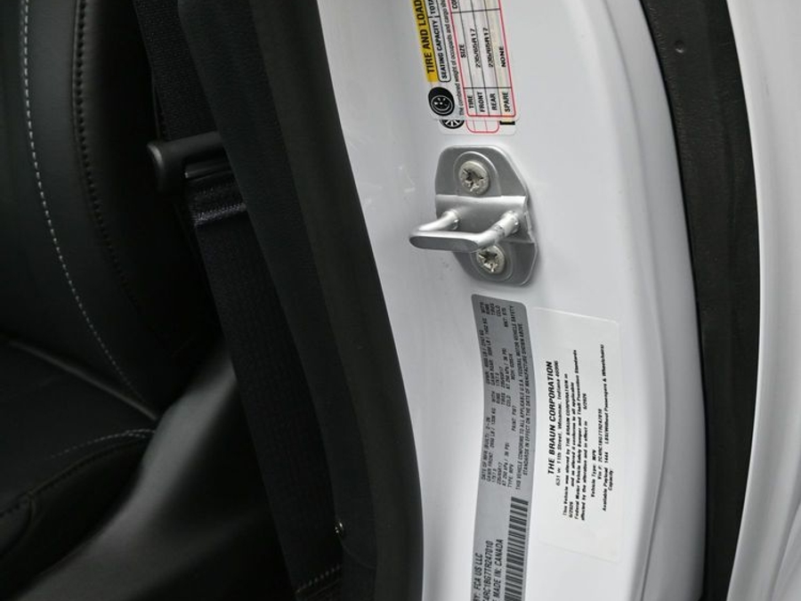 White Chrysler Pacifica image number 15