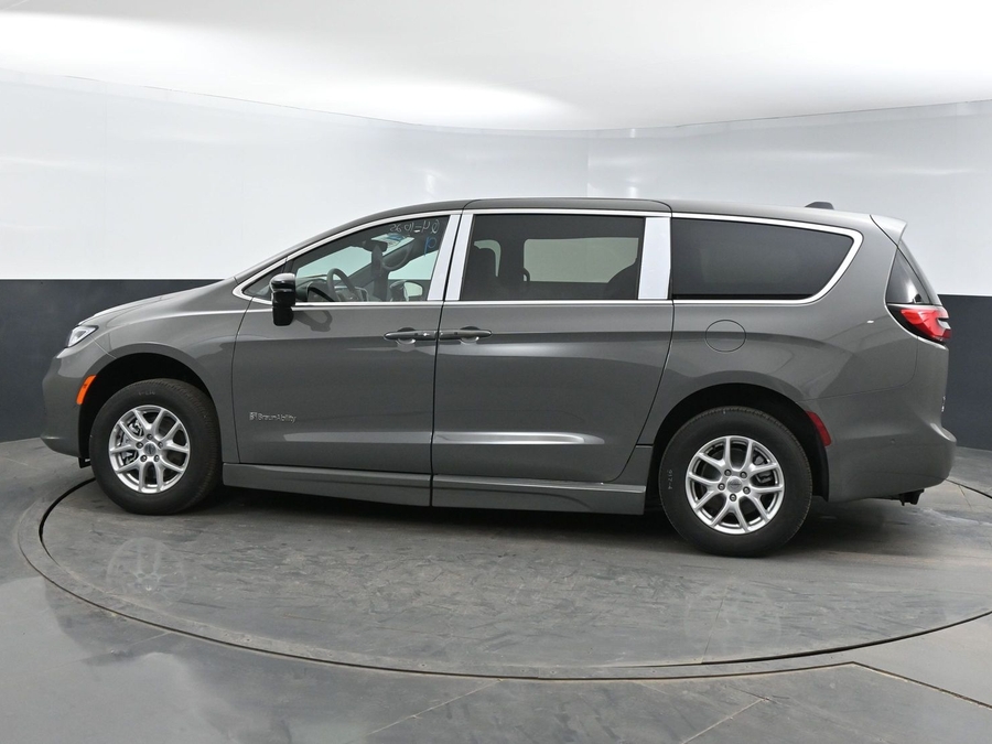 New 2025 Chrysler Pacifica Select Safety - BraunAbility Side Entry Entry Fold Out Automatic Ramp
