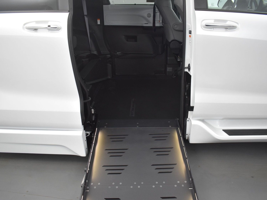 New 2025 Toyota Sienna Hybrid XLE Plus - BraunAbility Side Entry Entry Fold Out Automatic Ramp