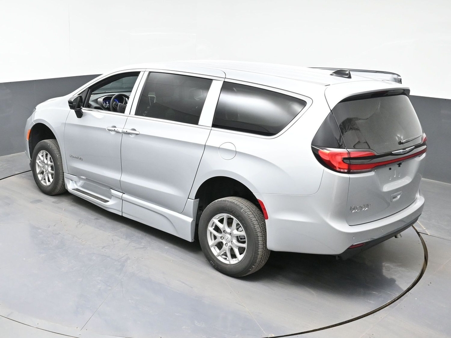 Silver Chrysler Pacifica image number 22