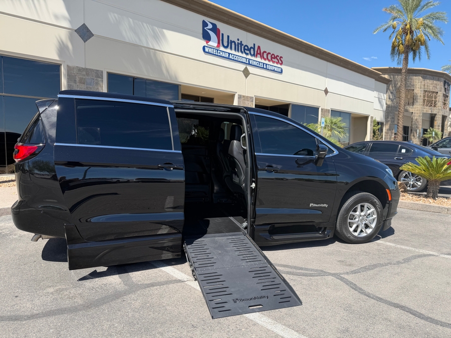 Used 2025 Chrysler Pacifica Select - BraunAbility Side Entry Fold Out Automatic Ramp