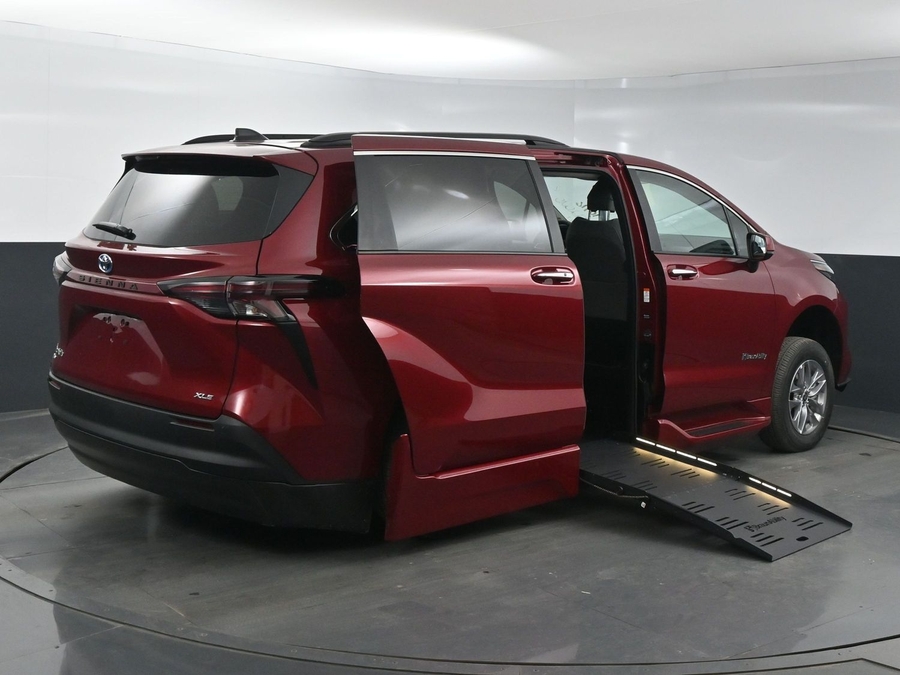 New 2025 Toyota Sienna Hybrid XLE Plus - BraunAbility Side Entry Entry Fold Out Automatic Ramp