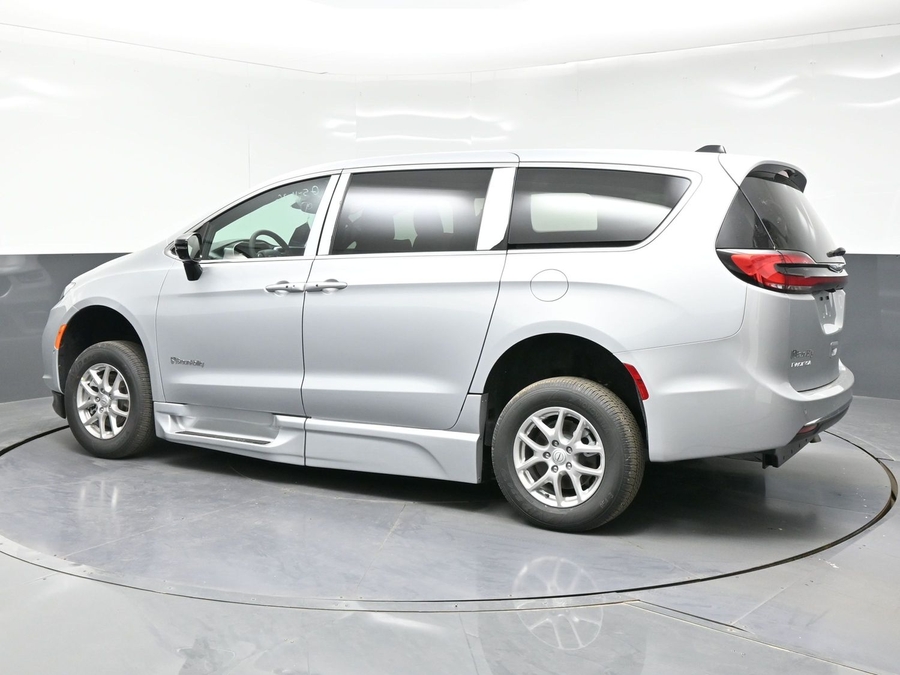 New 2026 Chrysler Pacifica Select Safety - BraunAbility Side Entry Entry Fold Out Automatic Ramp