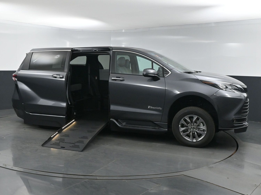 New 2025 Toyota Sienna Hybrid XLE Base - BraunAbility Side Entry Entry Fold Out Automatic Ramp