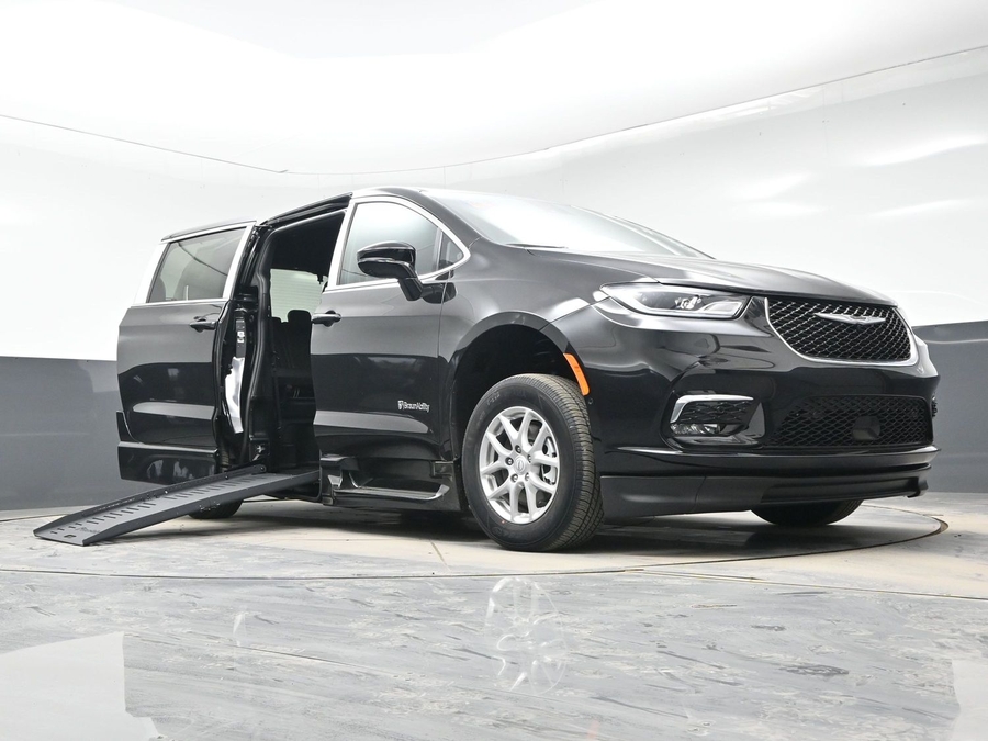 Black Chrysler Pacifica image number 18