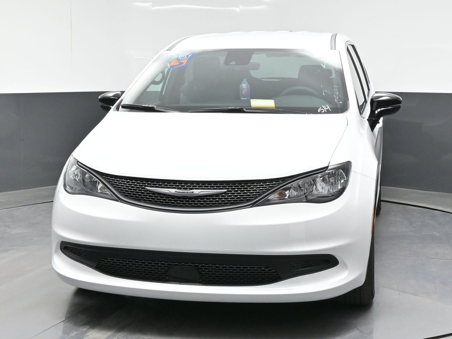 White Chrysler Voyager image number 24