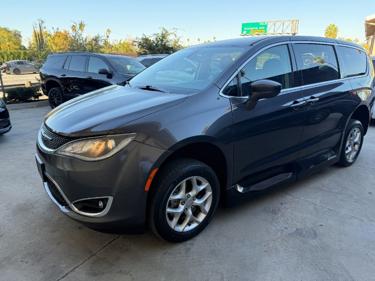 Grey Chrysler Pacifica image number 6