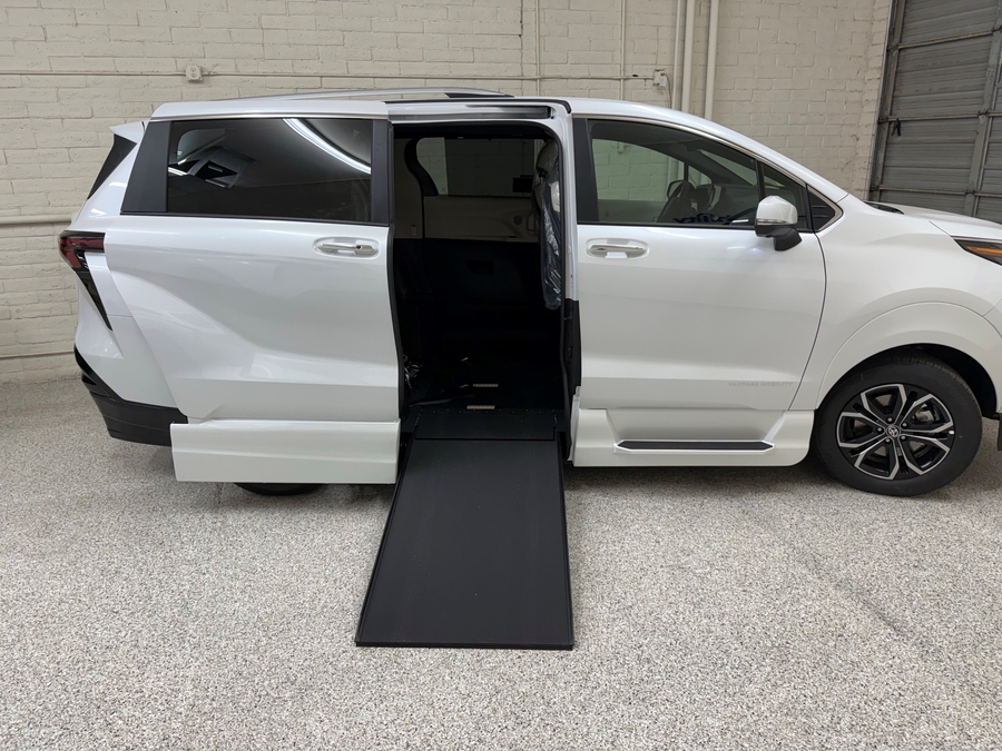 New 2026 Toyota Sienna Hybrid Platinum - VMI Side Entry Entry In Floor Automatic Ramp