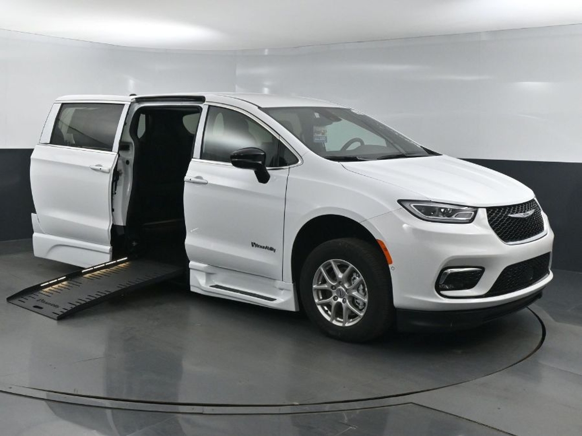 2025 Chrysler Pacifica Select's photo