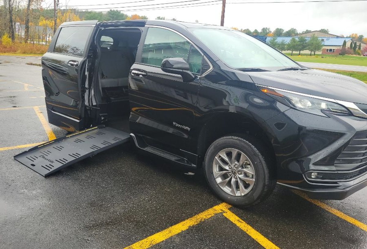 2025 TOYOTA SIENNA - Image 2