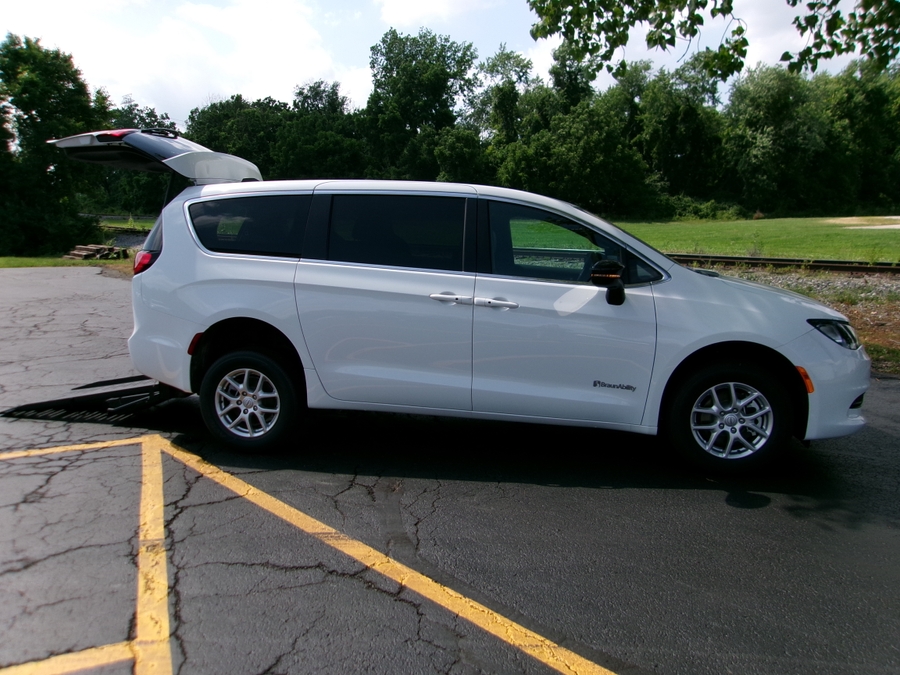 White Chrysler Voyager image number 25