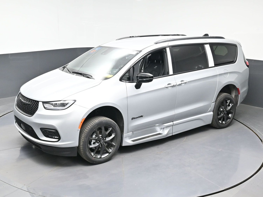 New 2026 Chrysler Pacifica Select Sport - BraunAbility Side Entry Entry Fold Out Automatic Ramp