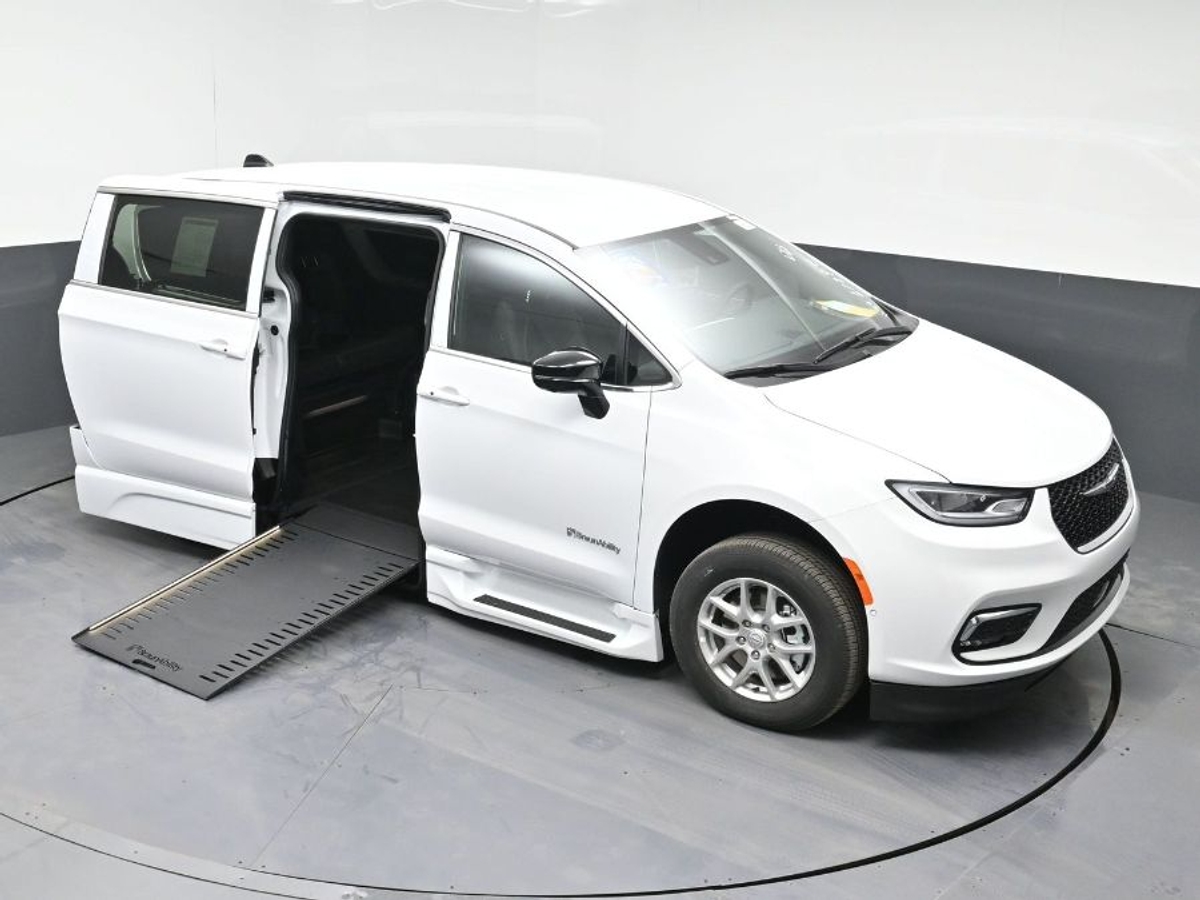 White Chrysler Pacifica image number 22