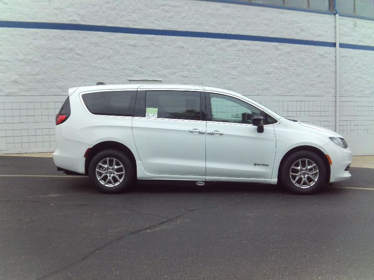 2024 CHRYSLER VOYAGER - Image 2