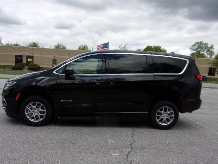 Black Chrysler Pacifica image number 3