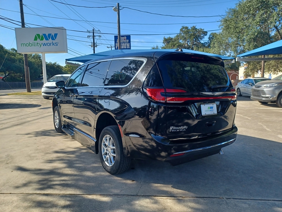 Black Chrysler Pacifica image number 7
