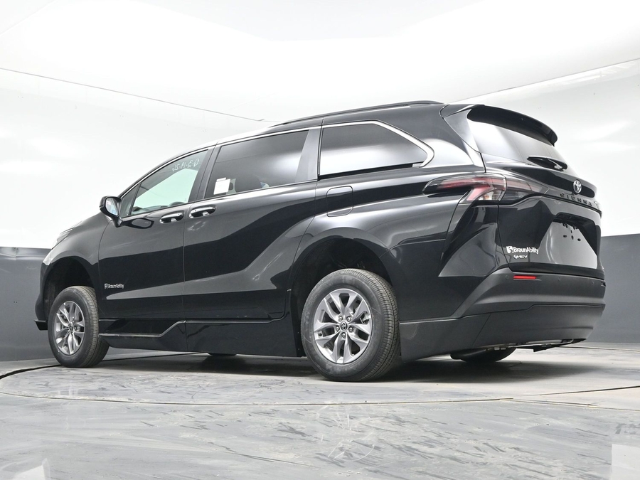Black Toyota Sienna image number 18