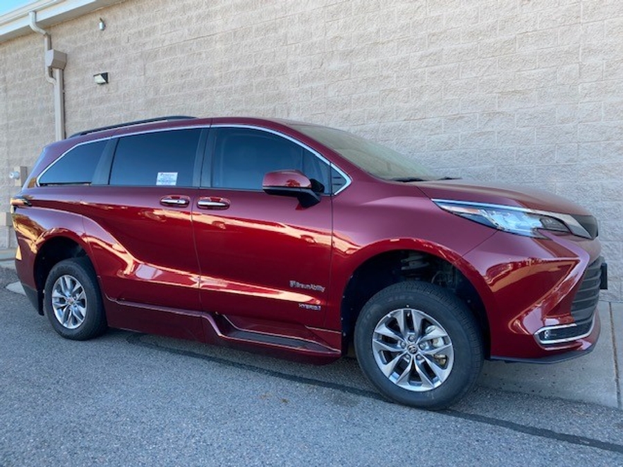 Used 2021 Toyota Sienna Hybrid XLE Plus - BraunAbility Side Entry Entry Fold Out Automatic Ramp