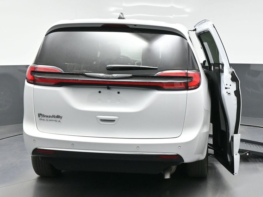 White Chrysler Pacifica image number 7