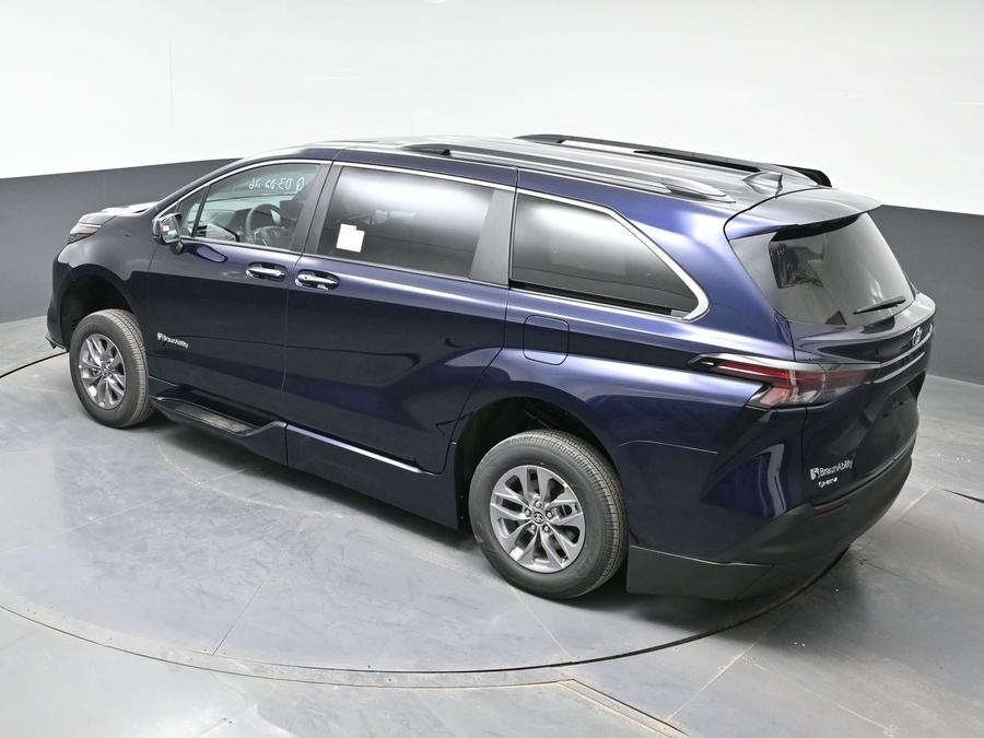 New 2026 Toyota Sienna Hybrid XLE Base - BraunAbility Side Entry Entry Fold Out Automatic Ramp