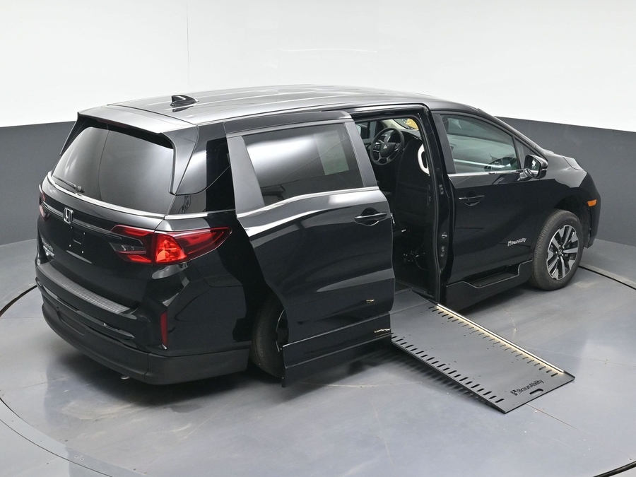 Black Honda Odyssey image number 23