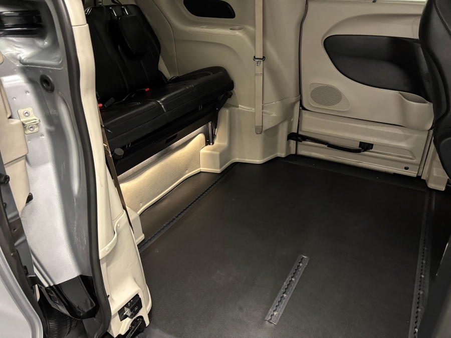 Used 2020 Chrysler Voyager LXi - BraunAbility Side Entry Fold Out Automatic Ramp