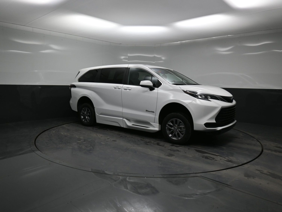 New 2025 Toyota Sienna Hybrid LE - BraunAbility Side Entry Entry Fold Out Automatic Ramp