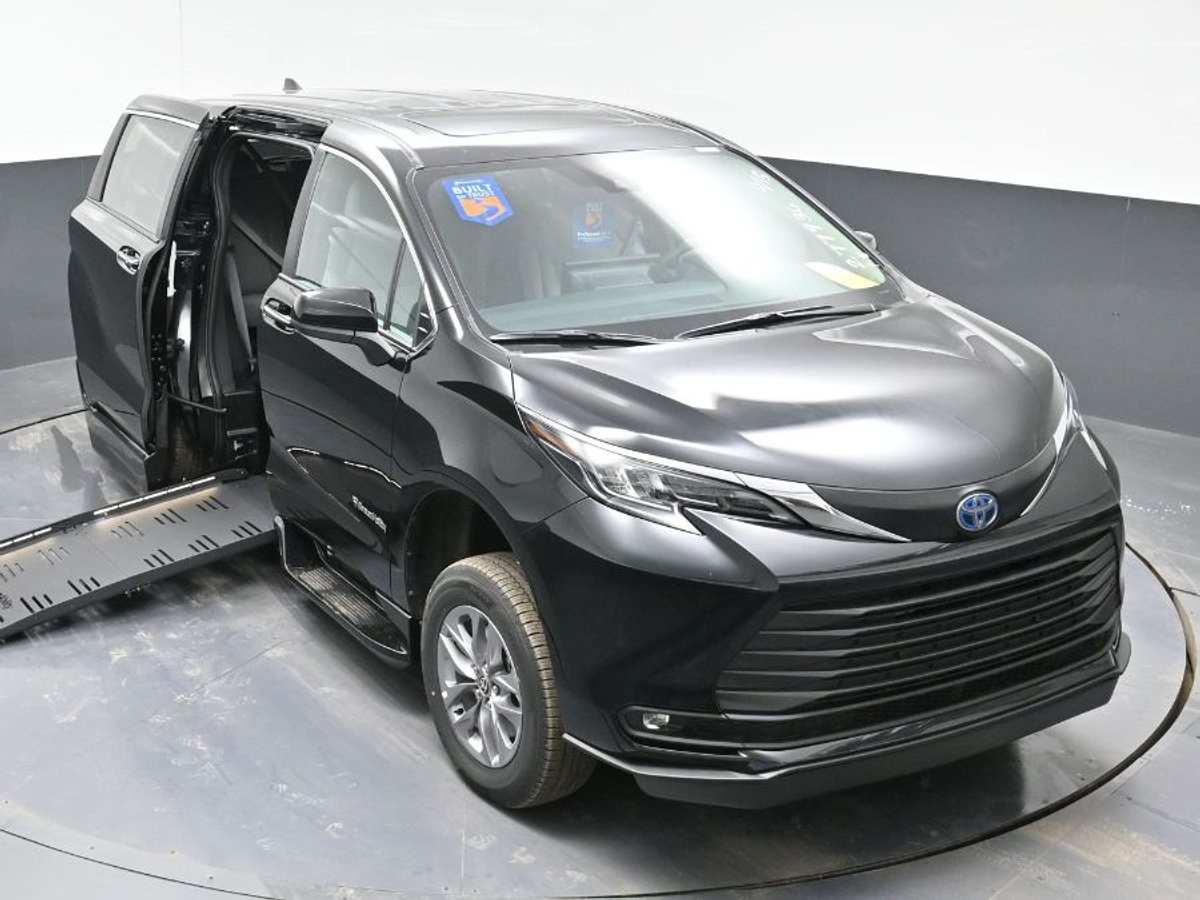 Black Toyota Sienna image number 22
