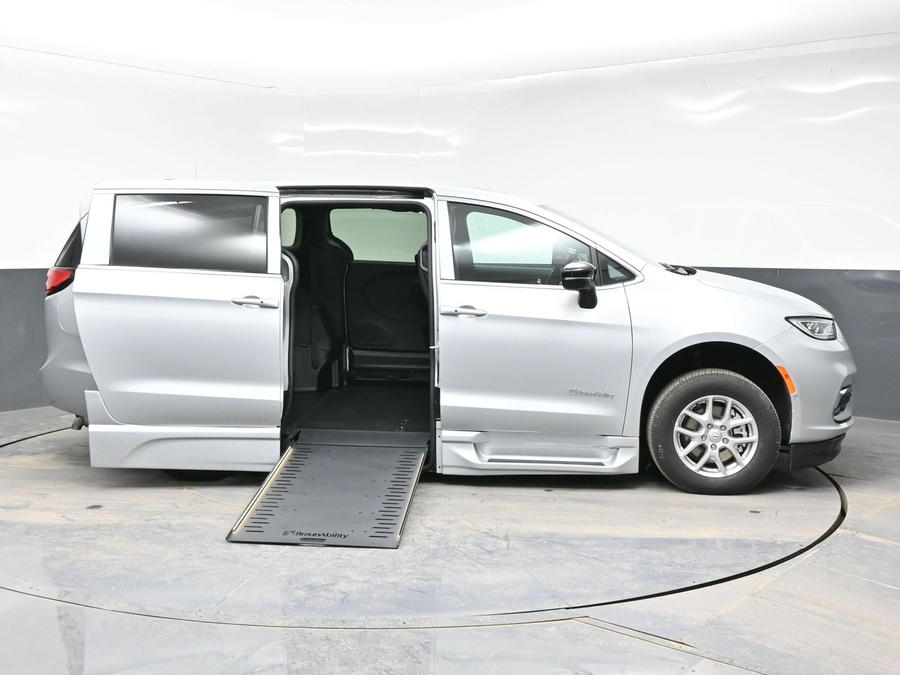 New 2026 Chrysler Pacifica Select Plus - BraunAbility Side Entry Entry In Floor Automatic Ramp