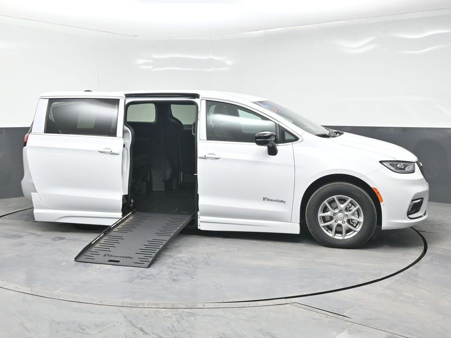 White Chrysler Pacifica image number 4